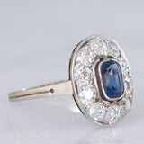 Anello a margherita antico in oro bianco con zaffiro (0.70ct ca.) e diamanti di taglio vecchia miniera (1ctw ca.), anni ‘20/‘30