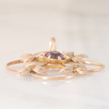 Pendente antico lavalier in oro giallo 9K con pasta di vetro viola e con decorazioni a forma di foglie, anni ‘10