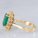 Anello a margherita vintage in oro giallo 18K con smeraldo (1.50ct ca.) e diamanti di taglio brillante (0.56ctw ca.), anni )70/‘80