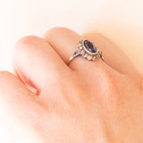 Anello a margherita antico in oro giallo 8K e argento con zaffiro (1.40ct ca.) e paste di vetro bianche, primi del ‘900