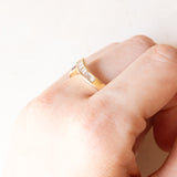Anello vintage a “V” in oro giallo 18K con rubini (0.24ctw ca.) e con diamanti (0.30ctw ca.), anni ‘70/‘80
