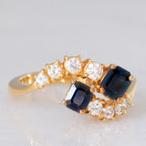 Toi et Moi francese vintage in oro giallo 18K con zaffiri di taglio smeraldo (0.80ct ca.) e diamanti di taglio brillante (0.20ct ca.), anni ‘70