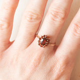 Anello a margherita vintage in oro giallo 9K con granati (1ctw ca.), anni ‘70