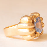 Anello vintage a fiocco in oro giallo 18K con spinello azzurro sintetico (2.50ct ca.), anni ‘50