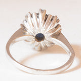 Anello a margherita vintage in oro bianco 14K con zaffiro (2ct ca.) e diamanti (0.16ctw ca.), anni ‘60/‘70