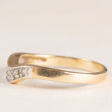 Anello a “V” vintage in oro giallo e bianco 9K con diamanti (0.14ctw ca.), anni ‘80/‘90 ca.