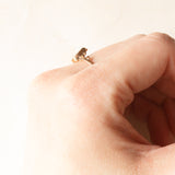 Anello vintage in oro giallo 8K con acquamarina (0.45ct ca.) e decorazioni floreali, anni ‘60/‘70