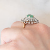 Anello a margherita in oro giallo e bianco o 9K con smeraldo (0.80ct ca.) e diamanti (0.78ctw ca.), anni ‘70