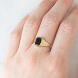 Anello chevalier vintage in oro giallo 9K con onice, anno 1979