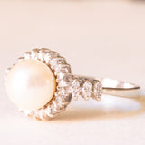 Anello vintage in oro bianco 18K con perla bianca e diamanti (0.34ctw ca.), anni ‘60/‘70