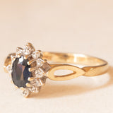 Anello a margherita vintage in oro giallo 9K con zaffiro (0.30ct ca.) e diamanti (0.06ctw ca.), anno 1970