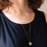 Collana vintage con catenina in oro giallo 9K e con ciondolo in madreperla con simbolo zodiacale dei pesci in oro giallo 9K