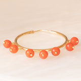 Orecchini a cerchio in oro giallo 18K con sfere di corallo arancione pendenti, anni ‘60