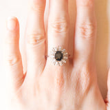 Anello a margherita vintage in oro bianco 18K con zaffiro (1.50ct ca.) e diamanti (0.30ctw ca.), anni ‘70