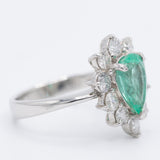 Anello a margherita vintage in platino con smeraldo di taglio a goccia (1.05ct) e diamanti di taglio brillante (1ctw), anni ‘80