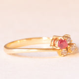 Anello vintage in oro giallo 18K con rubino sintetico (0.12ct ca.) e diamanti di taglio brillante (0.09ctw ca.), anni ‘80/‘90