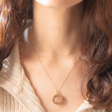 Ciondolo “Emergency Money” in oro giallo 9K e con banconota da 10 scellini, anno 1966