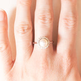 Anello a margherita vintage in oro bianco 14K con perla bianca e diamanti di taglio brillante (0.30ctw ca.), anni ‘50/‘60
