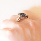 Anello vintage in oro giallo 14K con corniola incisa con profilo di soldato romano, anni ‘50/‘60