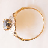 Anello a margherita vintage in oro giallo e bianco 9K con zaffiro (1.40ct ca.) e diamanti, anni ‘70