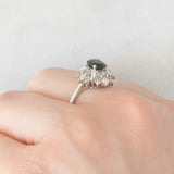 Anello ballerina vintage in oro bianco 14K con zaffiro (0.85ct ca.) e diamanti di taglio brillante (0.50ctw ca.), anni ‘80