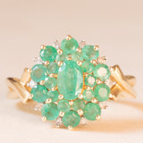 Anello a fiore vintage in oro giallo 14K con smeraldi (2ctw ca.) e diamanti (0.10ctw ca.), anni ‘70/‘80