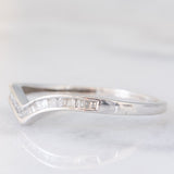 Anello a “V” in oro bianco 9K con diamanti di taglio tapered, anni ‘90
