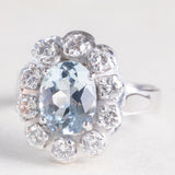 Anello a margherita francese vintage in platino e in oro bianco 18K con acquamarina (1.60ct ca.) e diamanti di taglio brillante (0.80ctw ca.), anni ‘70/‘80