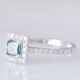 Anello a margherita vintage in oro bianco 18K con diamante blu (0.54ct) e diamanti bianchi (0.40ctw)