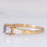 Solitario moderno in oro giallo 9K con tanzanite (0.70ct ca.) e zirconi bianchi