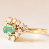 Anello a margherita vintage in oro giallo 14K con smeraldo (0.35ct ca.) e diamanti (0.50ctw ca.), anni ‘70