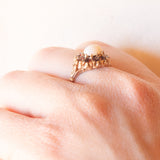 Anello vintage in oro giallo 9K con opale (0.50ct ca.) e granati (0.40ctw ca.), anno 1988