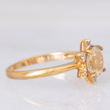 Anello “sole” in oro giallo 9K con apatite verde (1.19ct) e zaffiri bianchi
