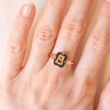 Anello antico in oro giallo 9K e con onice con lettera gotica “M”/“W”, anni ‘30
