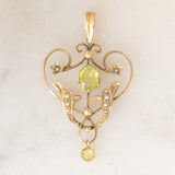 Pendente antico lavalier in oro giallo 9K con paste di vetro verde chiaro e perline bianche, anni ‘10/‘20