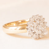 Anello a fiore vintage in oro giallo e bianco 14K con diamanti di taglio brillante (0.93ctw ca.), anni ‘60/‘70