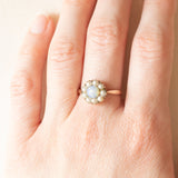 Anello a margherita antico in oro giallo 18K con opale sintetico e perline bianche, primi del ‘900