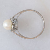 Anello a margherita vintage in oro bianco 14K con perla bianca e diamanti di taglio brillante (0.20ctw ca.), anni ‘60