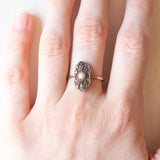 Anello antico in oro giallo 8K e argento con perla bianca e diamanti di taglio rosetta, primi del ‘900