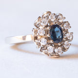 Anello a margherita vintage in oro bianco 14K con zaffiro (0.65ct ca.) e diamanti di taglio brillante (0.40ctw ca.), anni ‘70