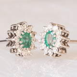 Orecchini a margherita vintage in oro bianco 14K con smeraldi (0.30ctw ca.) e diamanti di taglio brillante (0.24ctw ca.), anni ‘70