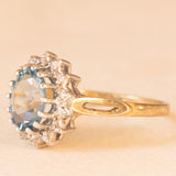 Anello a margherita vintage in oro giallo e bianco 9K con topazio azzurro (1.70ct ca.) e diamanti (0.14ctw ca.), anni ‘80