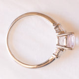 Anello vintage in oro bianco 9K con kunzite (1.20ct ca.) e diamanti di taglio tapered, anno 2005
