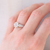 Anello a fiore in platino con diamanti fancy rosa (0.15ctw) e diamanti bianchi (0.86ctw), anni ‘90/anni ‘2000
