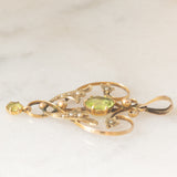 Pendente antico lavalier in oro giallo 9K con paste di vetro verde chiaro e perline bianche, anni ‘10/‘20