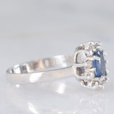 Anello a margherita vintage in oro bianco 18K con zaffiro (0.50ct ca.) e diamanti di taglio brillante (0.25ctw ca.), anni ‘80