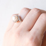 Anello a margherita vintage in oro bianco 18K con perla bianca e diamanti (0.18ctw ca.), anni ‘70