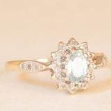 Anello a margherita in oro giallo e bianco 9K con acquamarina (0.40ct ca.) e diamanti (0.18ctw ca.), anni ‘80