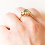 Anello a margherita vintage in oro giallo 14K con smeraldo (0.35ct ca.) e diamanti (0.50ctw ca.), anni ‘70