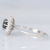 Anello a margherita vintage in oro bianco 18K con zaffiro (1.20ct ca.) e diamanti di taglio brillante (0.80ctw ca.), anni ‘70